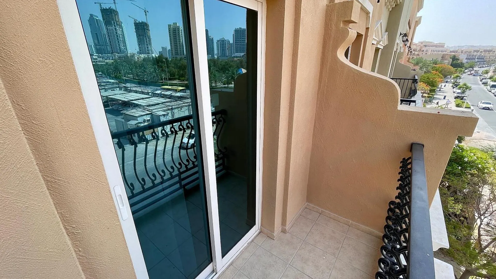 Townhouse With Live-In Maids Villa Dubai