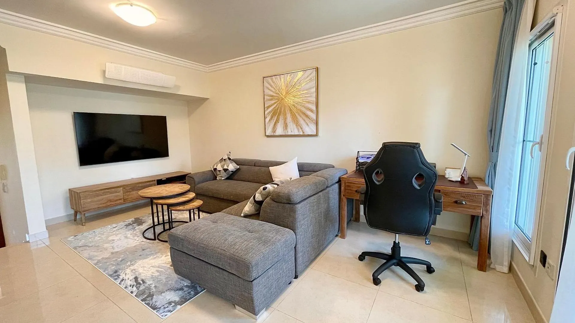 Townhouse With Live-In Maids Villa Dubai