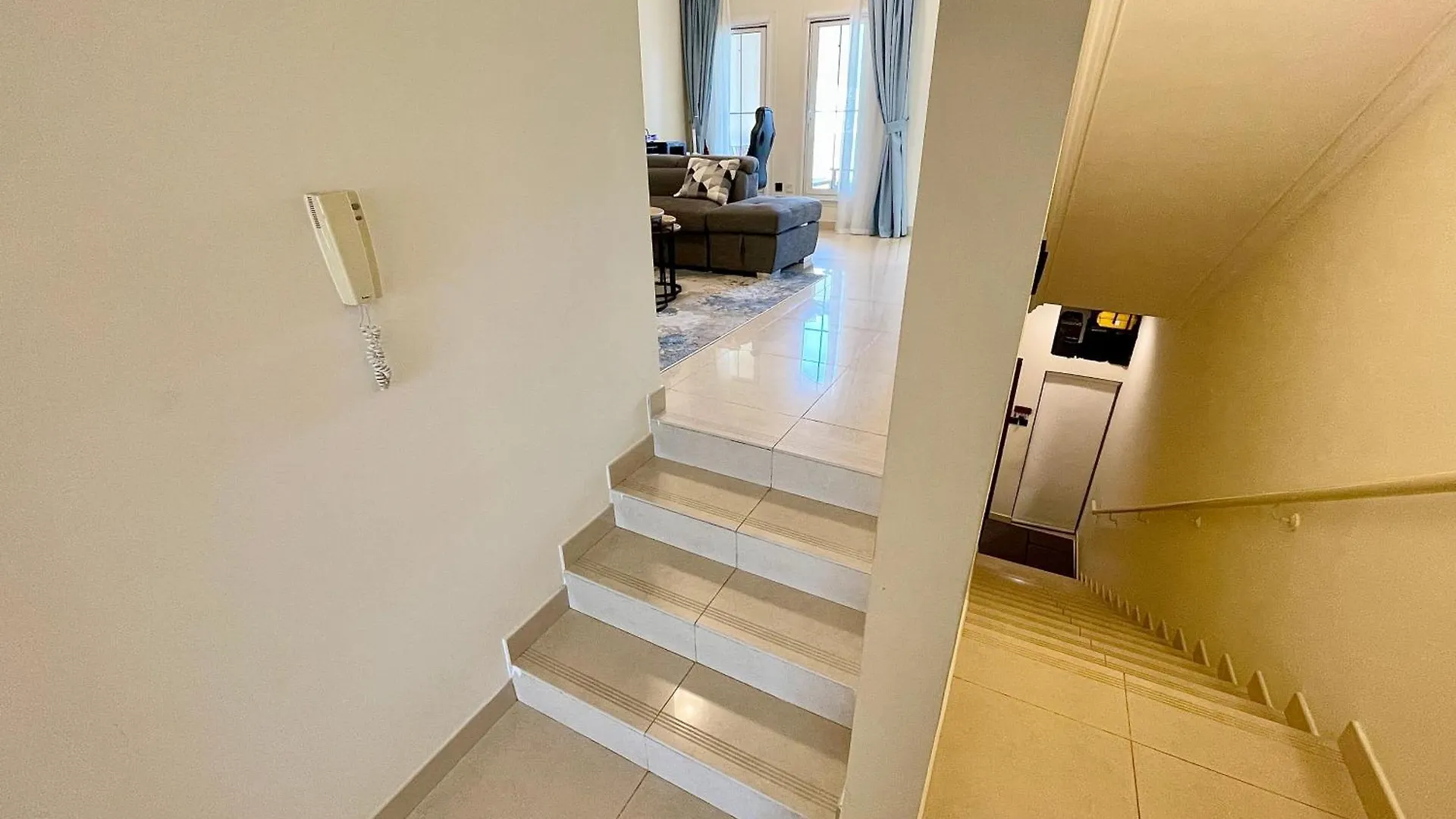 Townhouse With Live-In Maids Villa Dubai