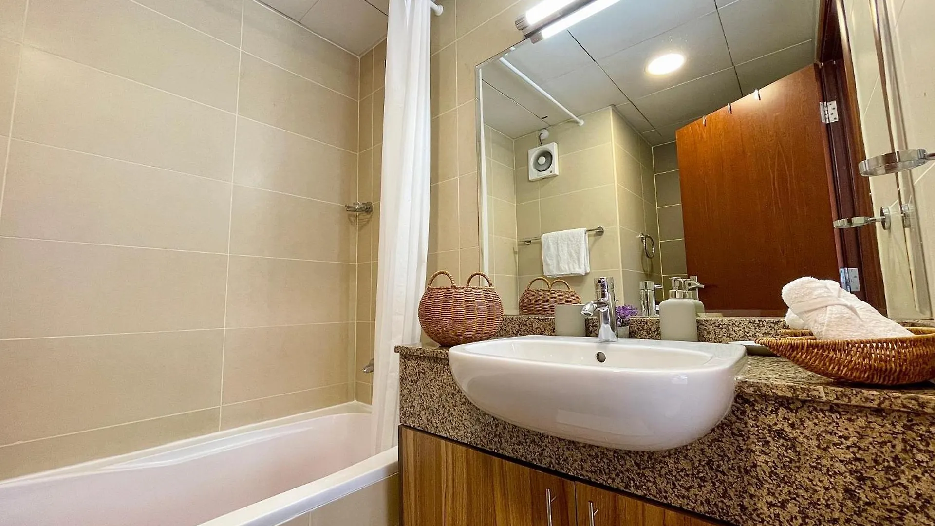 Townhouse With Live-In Maids Villa Dubai