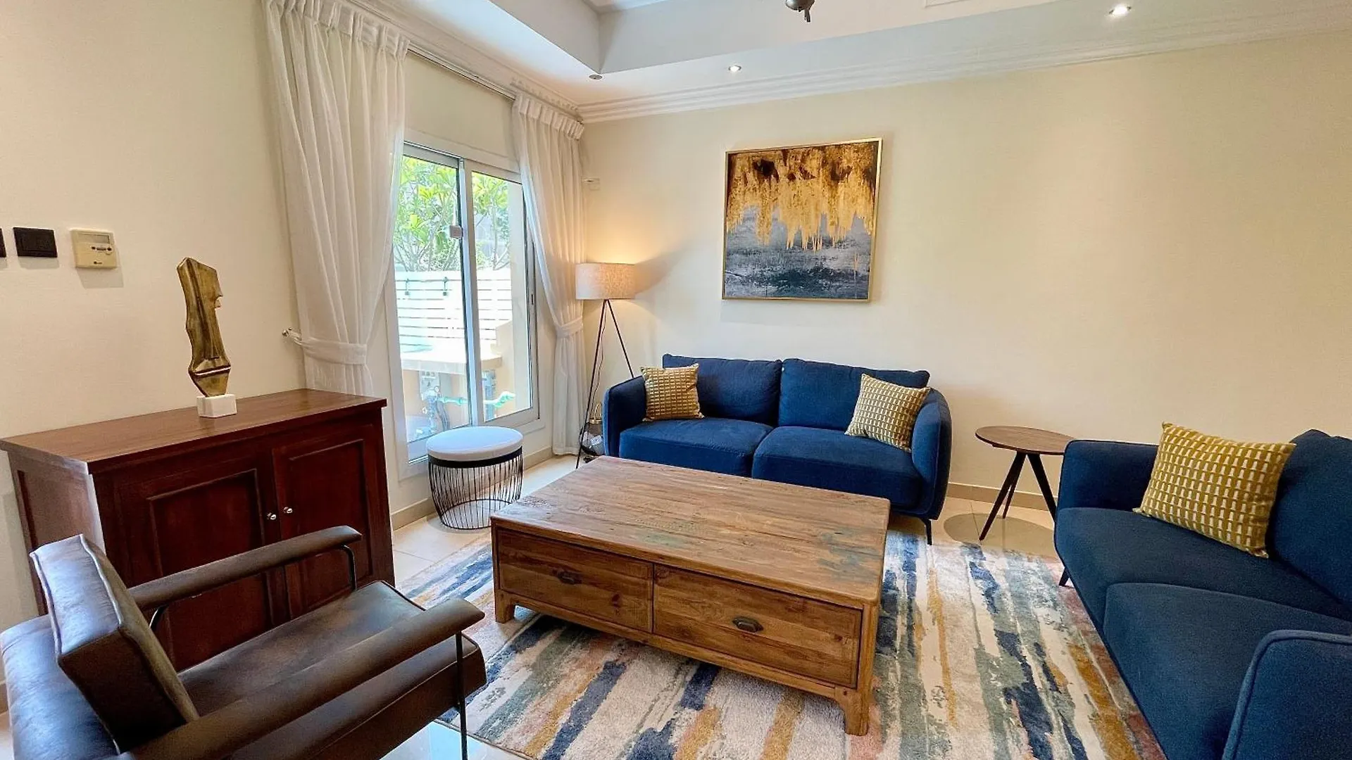 Townhouse With Live-In Maids Villa Dubai