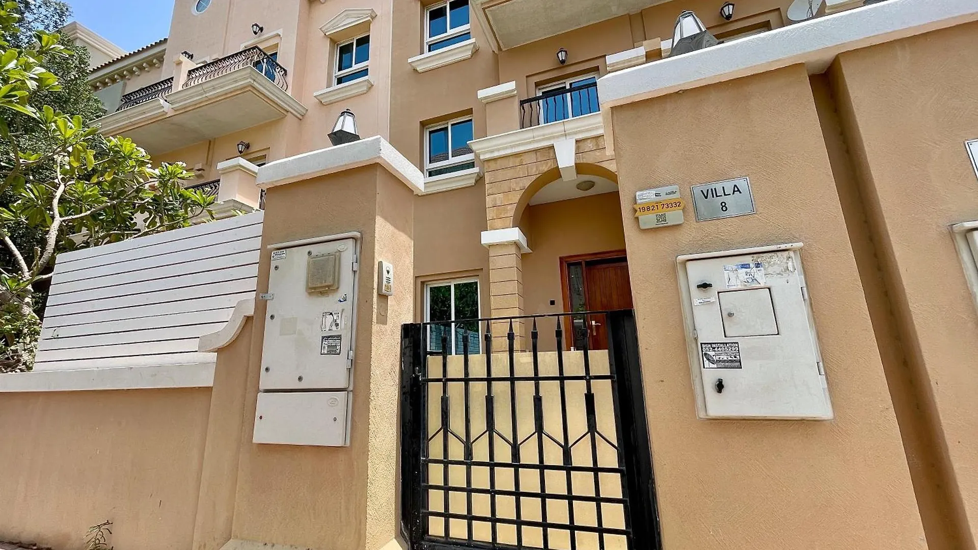 Townhouse With Live-In Maids Villa Dubai