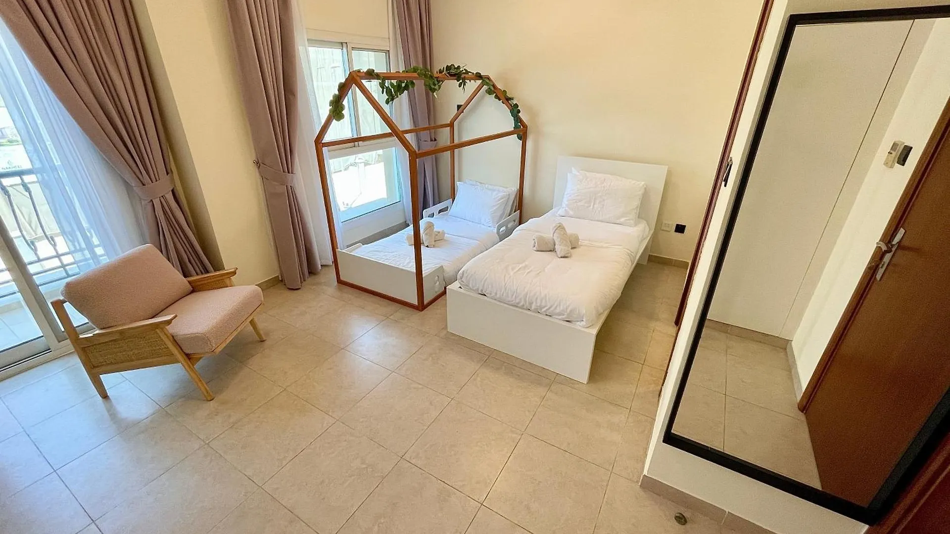 Townhouse With Live-In Maids Villa Dubai