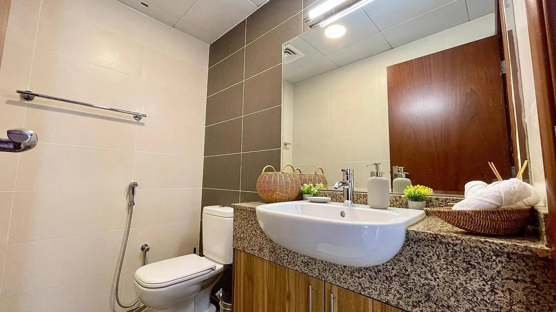 Townhouse With Live-In Maids Villa Dubai