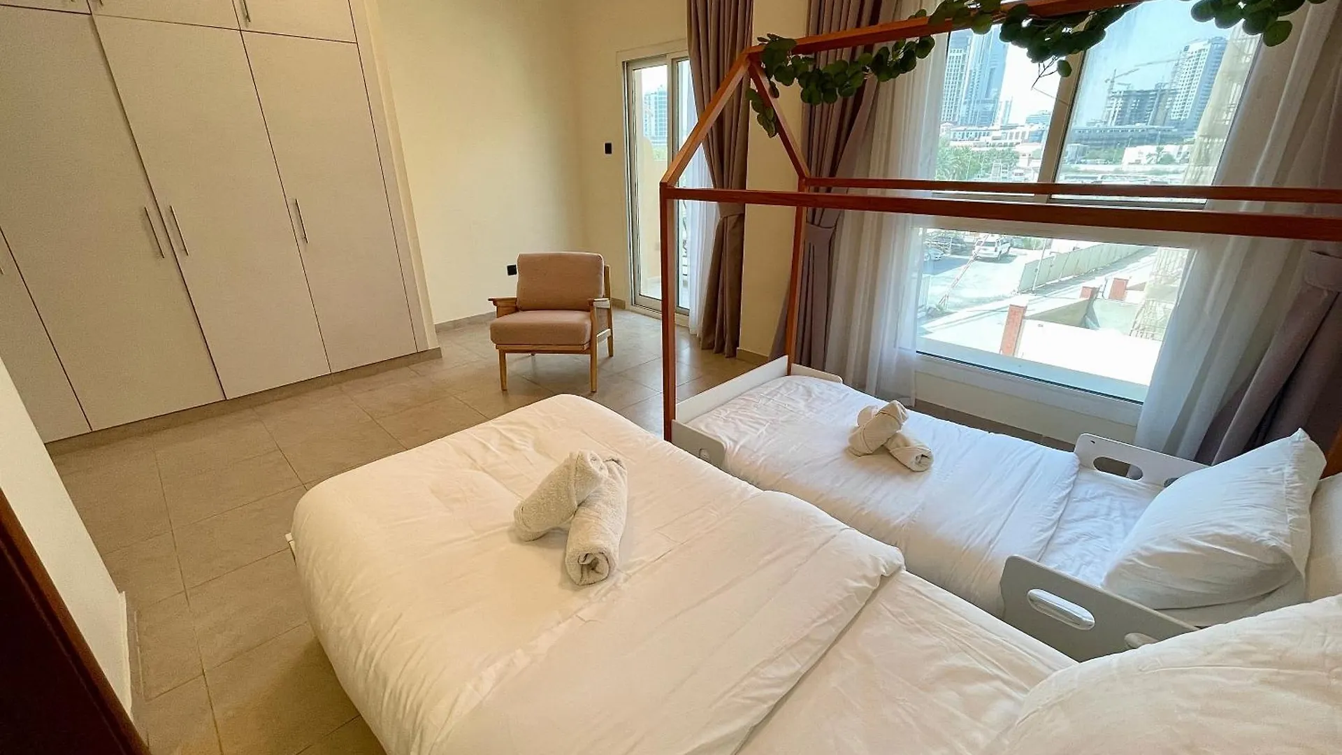 Townhouse With Live-In Maids Villa Dubai