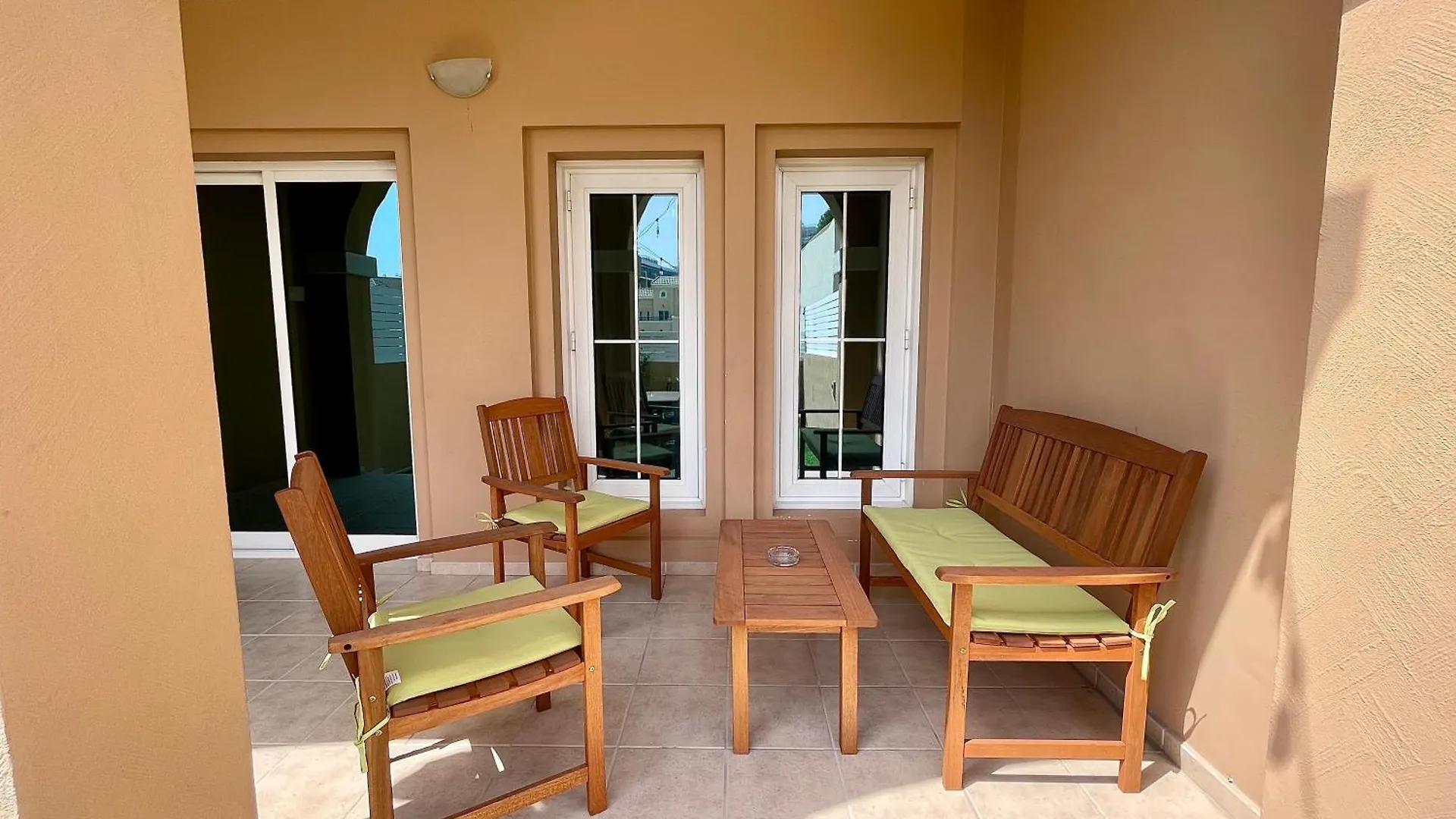 Townhouse With Live-In Maids Villa Dubai