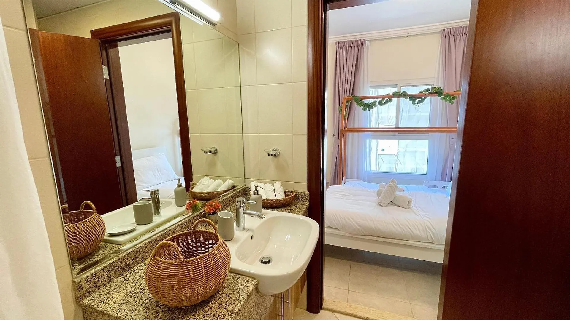 Townhouse With Live-In Maids Villa Dubai