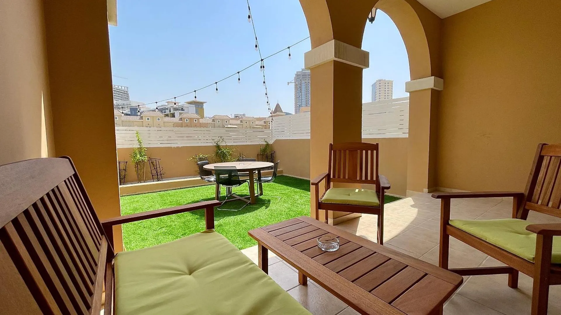 Townhouse With Live-In Maids Villa Dubai