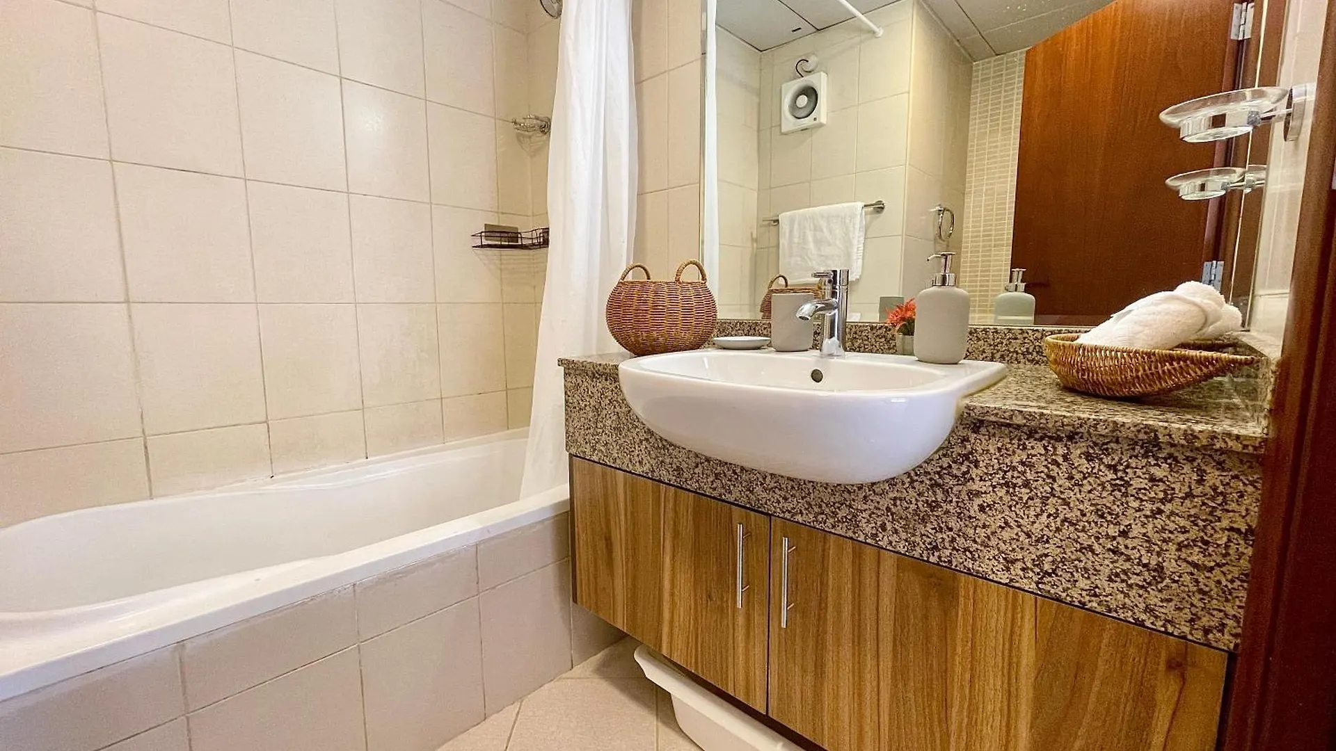 Townhouse With Live-In Maids Villa Dubai