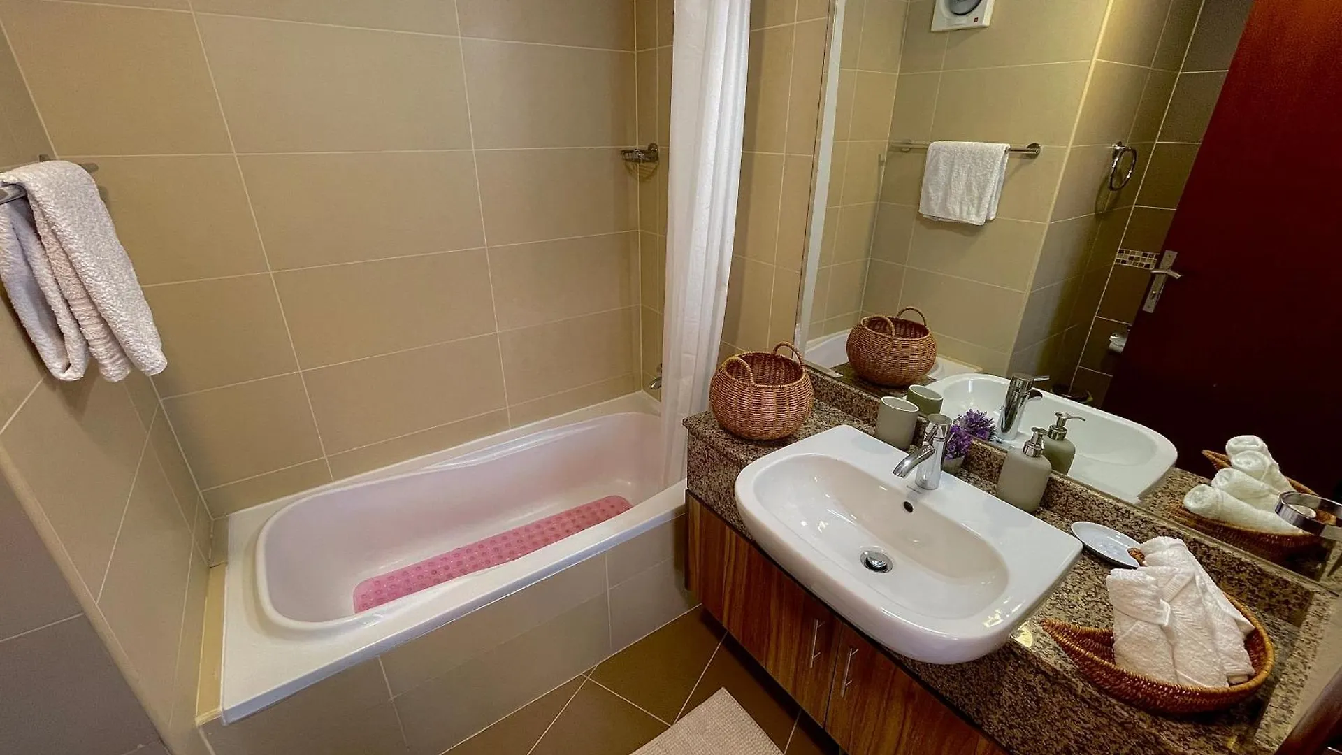 Townhouse With Live-In Maids Villa Dubai