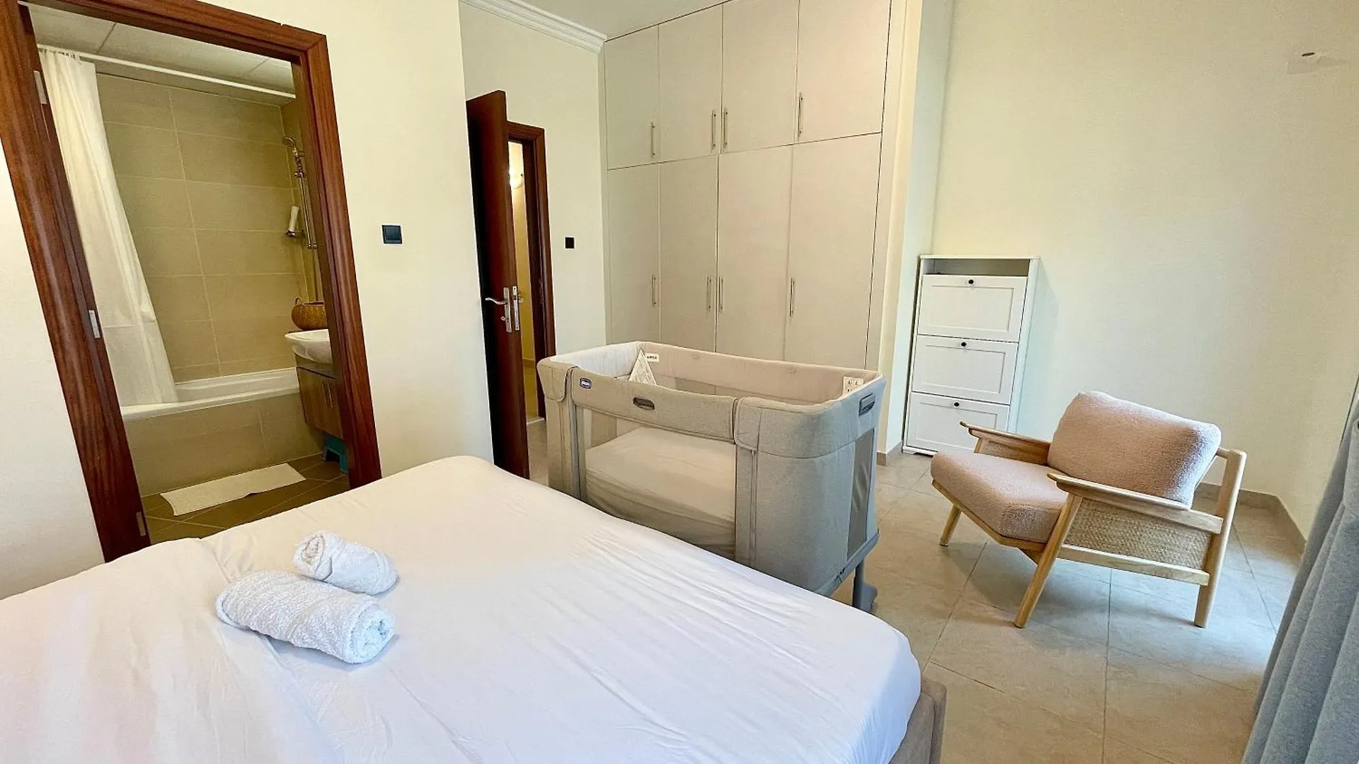 Townhouse With Live-In Maids Villa Dubai