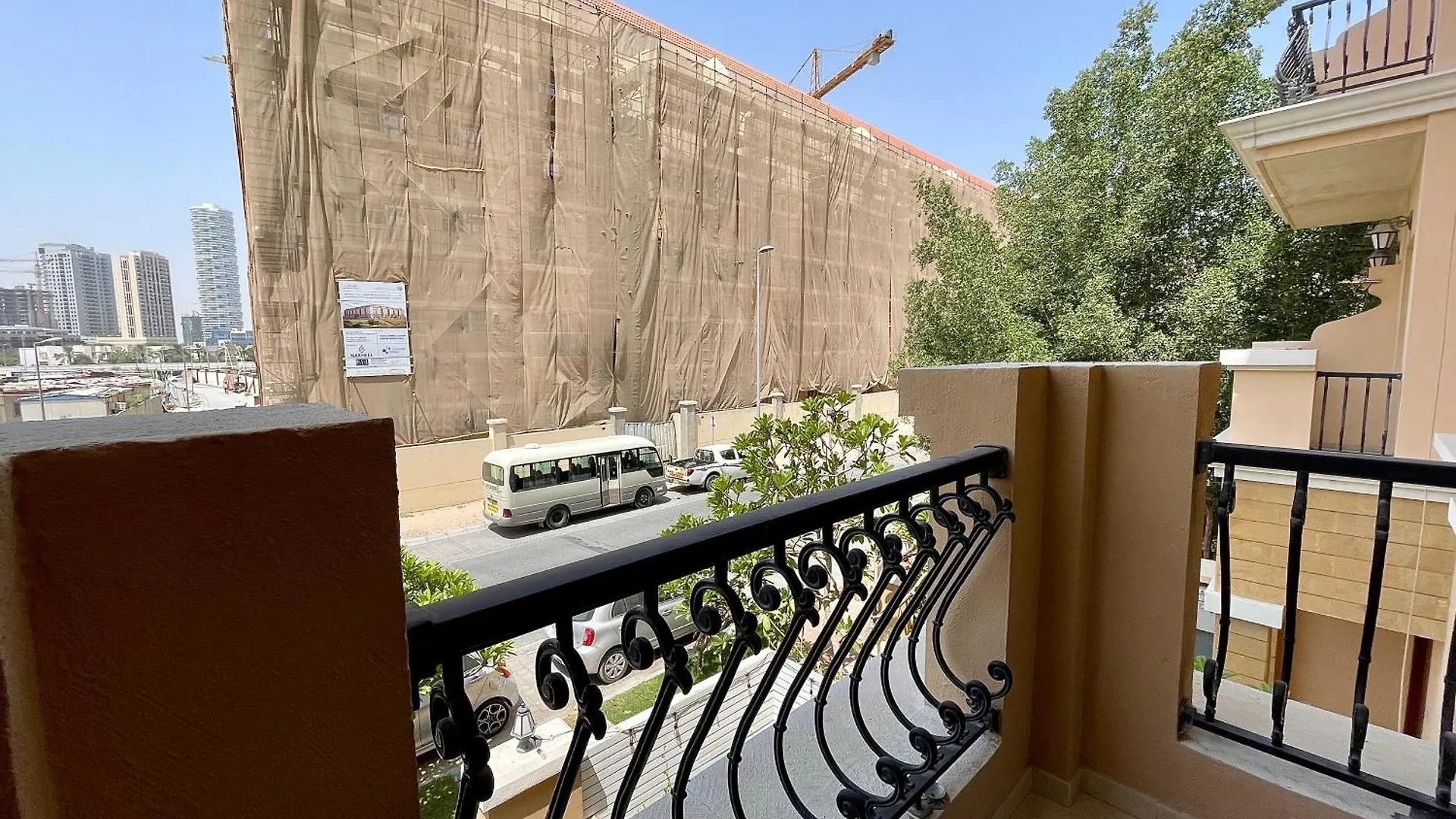 Townhouse With Live-In Maids Villa Dubai