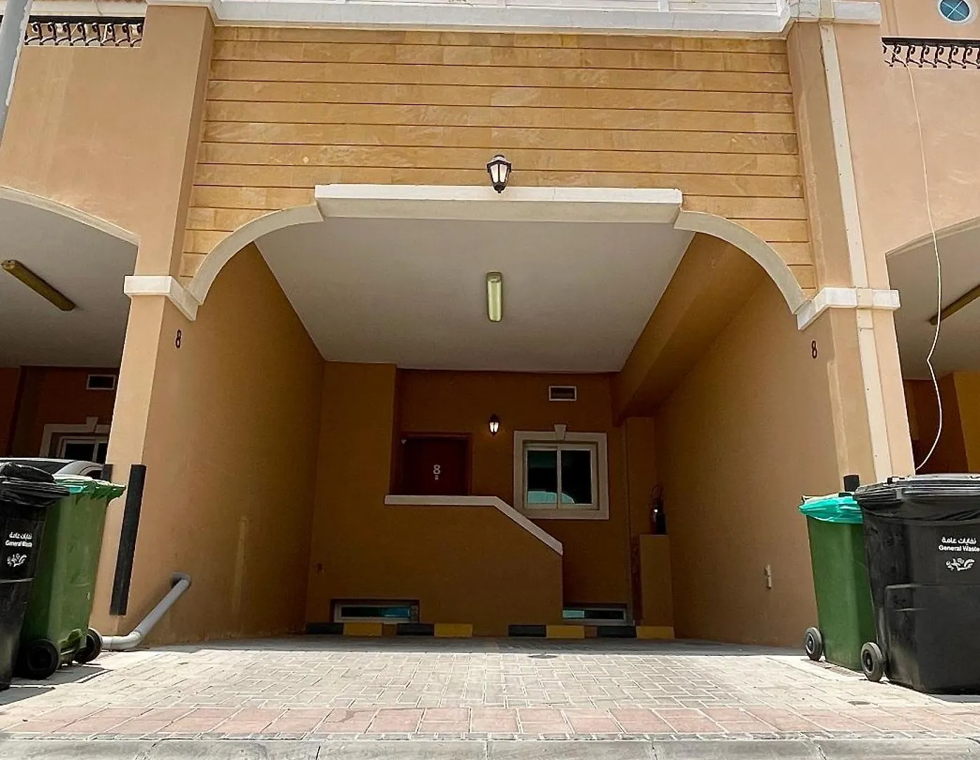 Townhouse With Live-In Maids Villa Dubai
