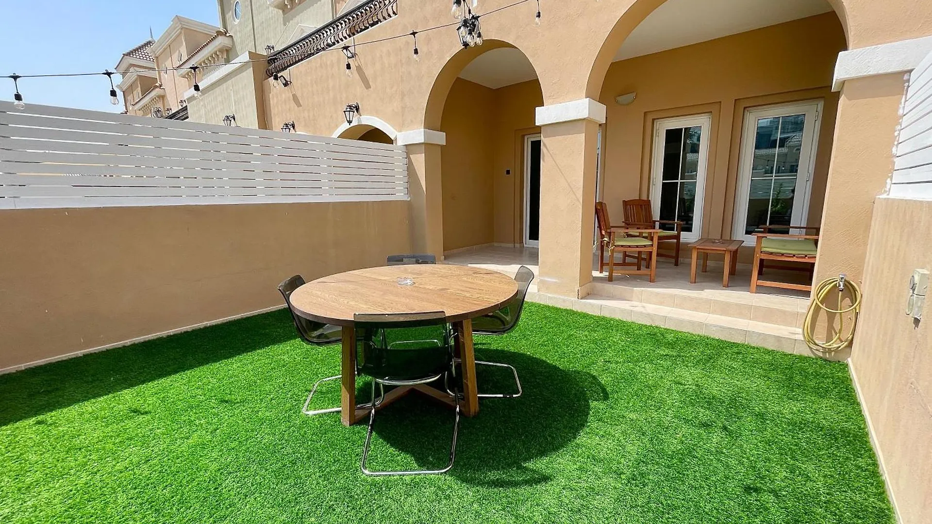 Townhouse With Live-In Maids Villa Dubai