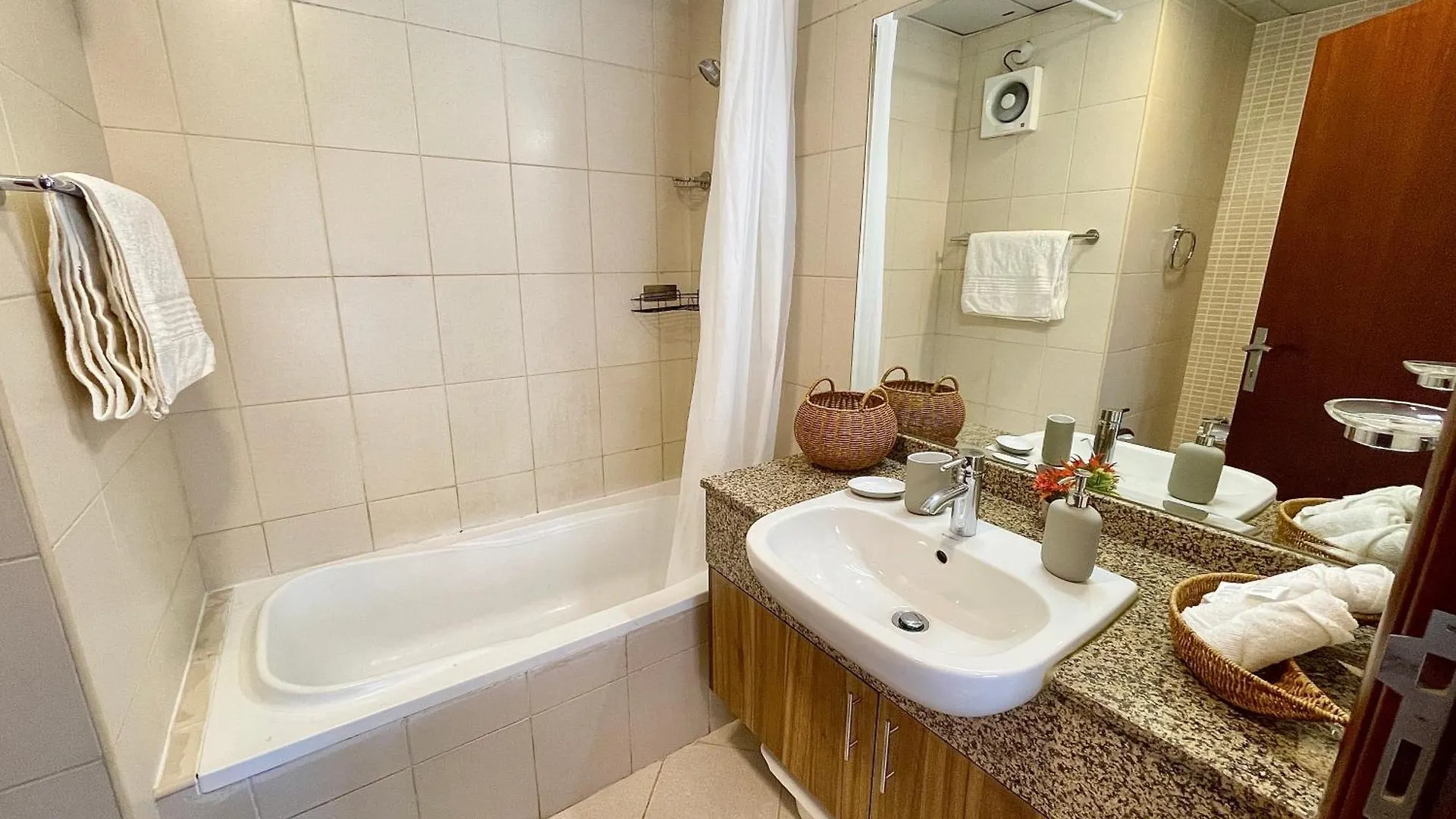 Townhouse With Live-In Maids Villa Dubai